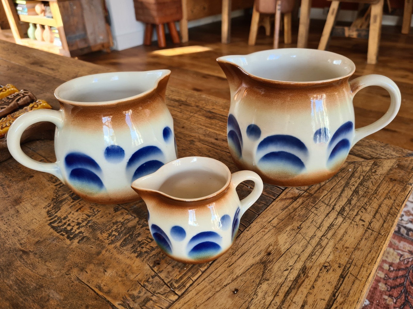 Vintage aardewerk kannenin bruin en blauw., Ophalen of Verzenden