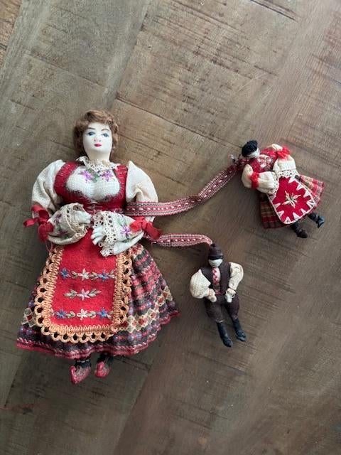 Prachtige Antieke Klederdrachtpop met Miniaturen - Handwerk, Verzamelen, Ophalen of Verzenden, Pop