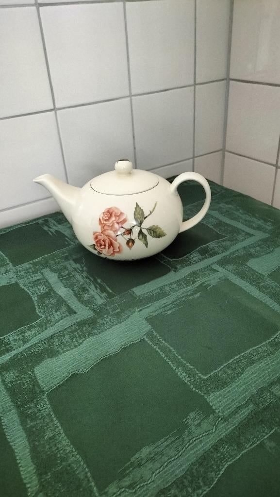 Theepot ,  en 1 Melkmok  a rose is a rose, Overige typen, Nieuw, Ophalen of Verzenden, Overige stijlen