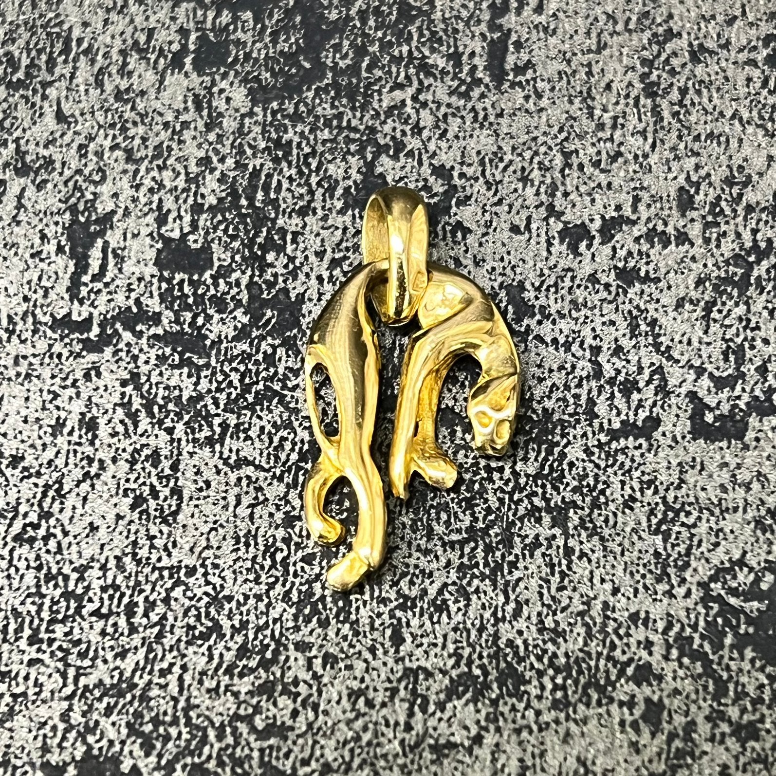 18 karaat gouden panter hanger kettinghanger massief, Ophalen of Verzenden, Zo goed als nieuw, Goud, Kruis of Symbool