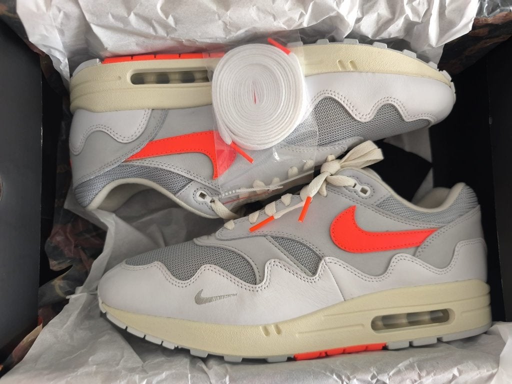 Patta X Nike Air Max 1 White/Hyper Crimson maat 47, Kleding | Heren, Schoenen, Verzenden, Wit, Nike, Nieuw
