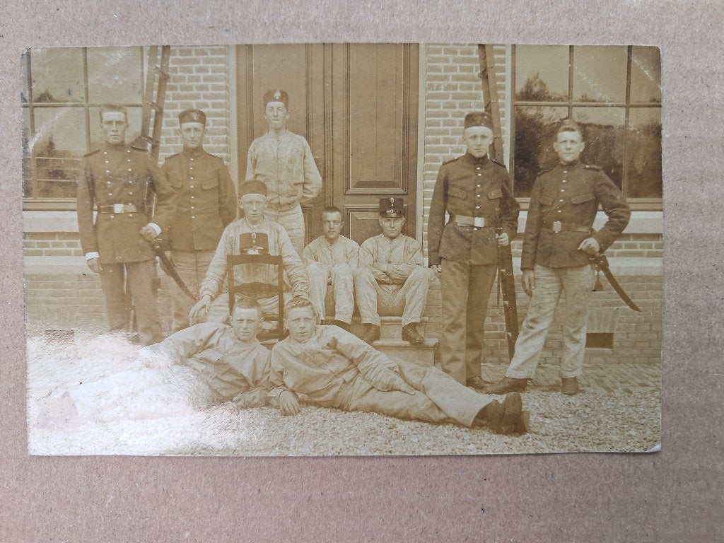 Vier fraaie fotokaarten Militairen (1905, Assen - Kazerne?), Verzenden, Voor 1920, Gelopen, Drenthe