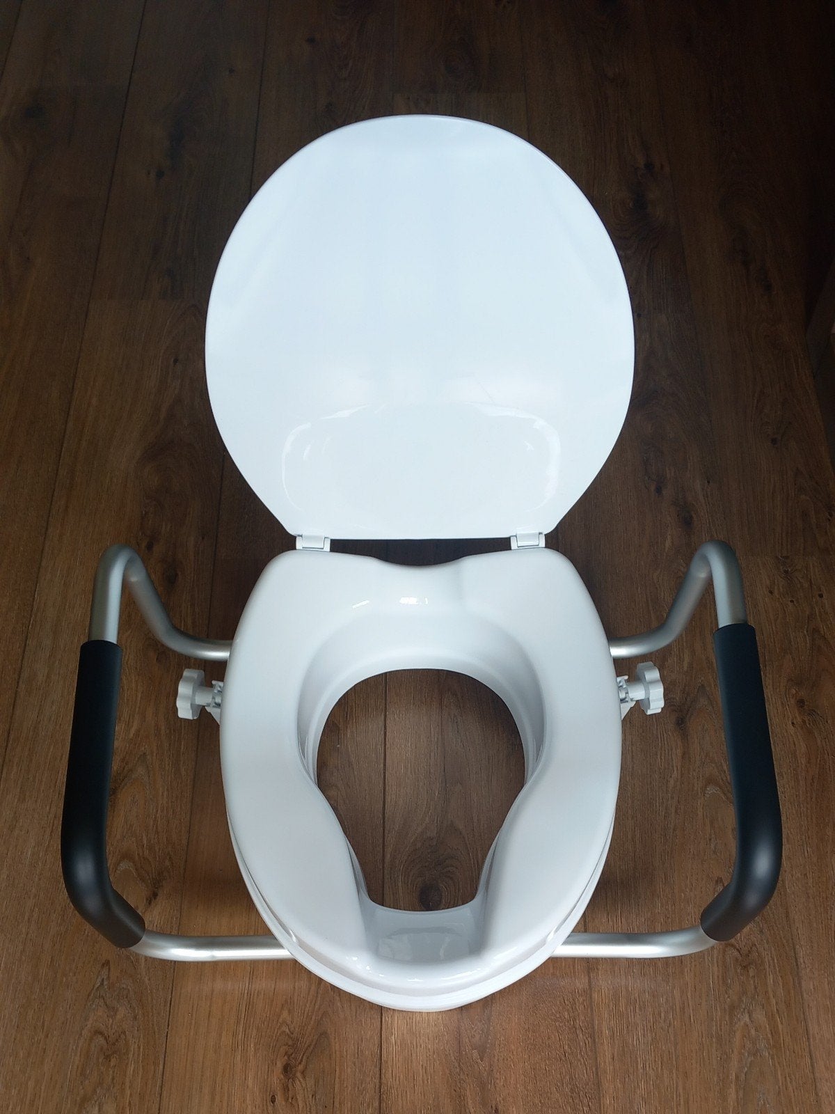 Toiletverhoger 11 cm hoog met beugels en deksel. Nieuw!, Diversen, Verpleegmiddelen, Ophalen of Verzenden, Nieuw