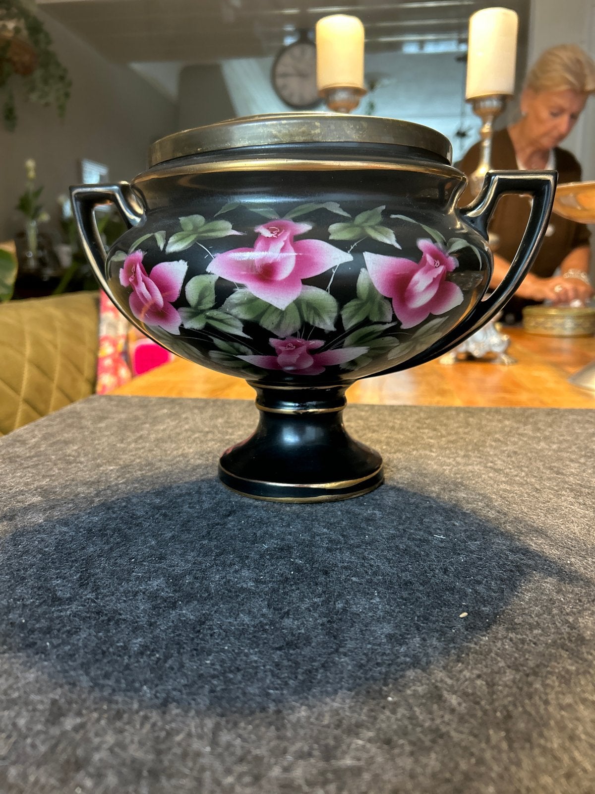 Antieke rozenpot met rozenmotief en bronzen rooster, Ophalen of Verzenden