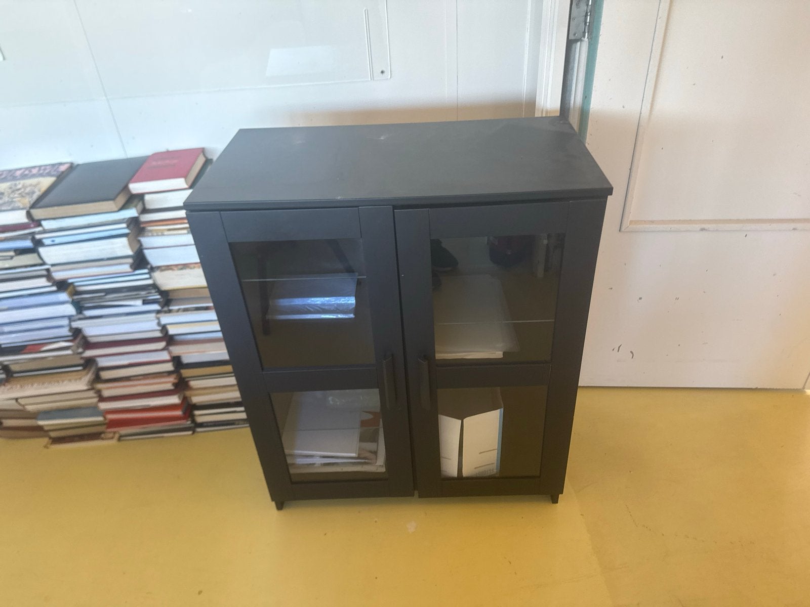 Zwart vitrinekastje met glazen deuren, Huis en Inrichting, Kasten | Vitrinekasten, Ophalen, Gebruikt, 50 tot 100 cm, Minder dan 100 cm