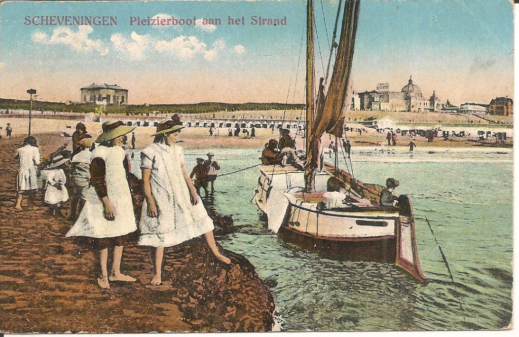 Oude Ansichtkaart Scheveningen Plezierboot aan het Strand, Ophalen of Verzenden, 1920 tot 1940, Gelopen, Zuid-Holland