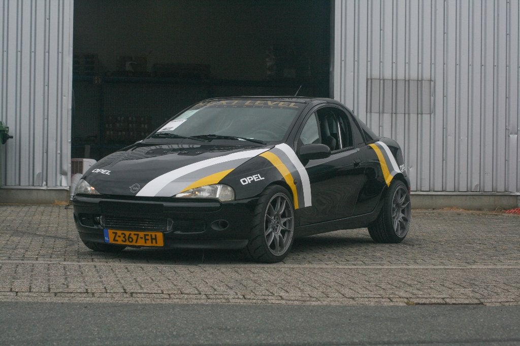 Opel Tigra 2.0 16V Turbo [Versterkte motor] 350PK 6-bak, Auto's, 1998 cc, Stof, 40 €/maand, Zwart
