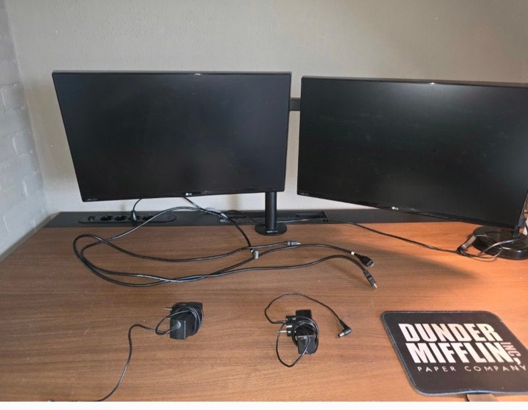 Foto 6 van LG Monitoren (2x) met NewStar arm + optioneel ThinkPad Dock