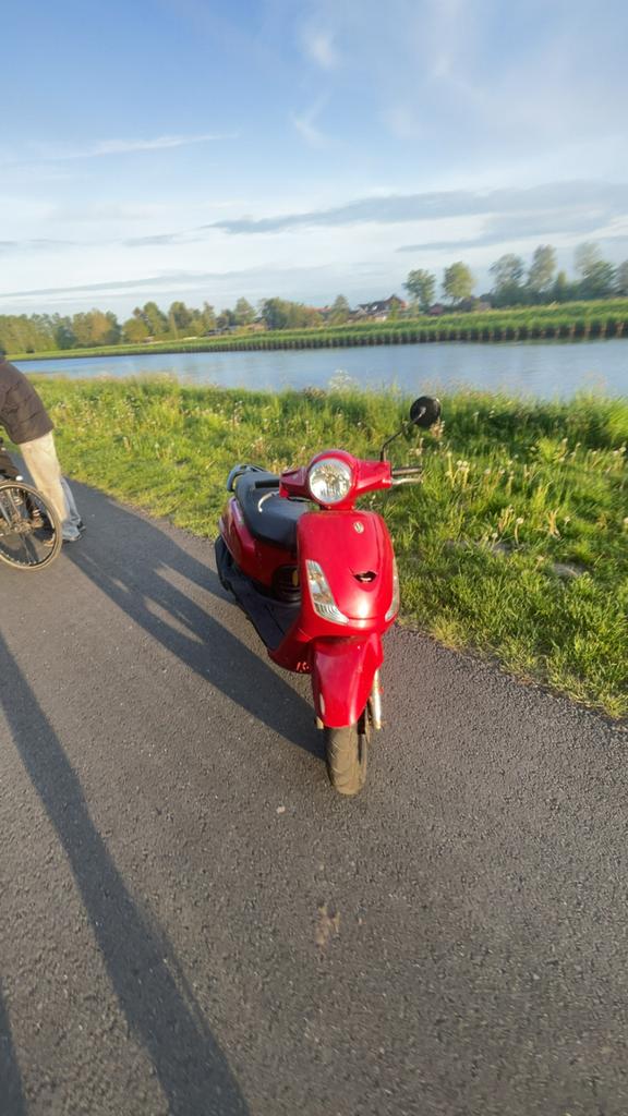 Rode Sym fiddle 50cc 4 takt  €150, Fietsen en Brommers, Scooters | Yamaha, Ophalen, Zo goed als nieuw, Benzine, Overige modellen