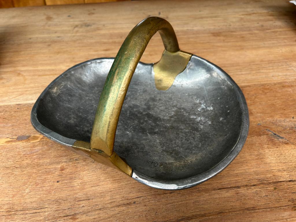 Metalen mand. Twee metalen. David Marshall? Ongesigneerd., Ophalen of Verzenden