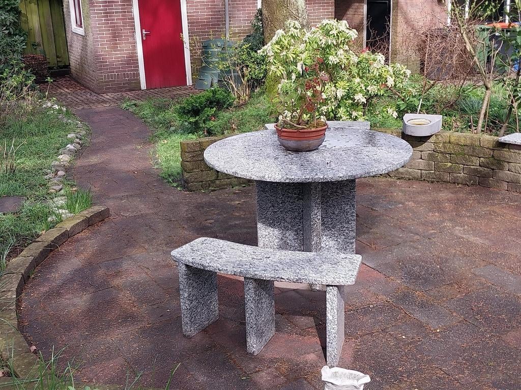 Granieten tuintafel met 1 granieten bankje. In nieuwstaat, Ophalen, Zo goed als nieuw, Overige materialen
