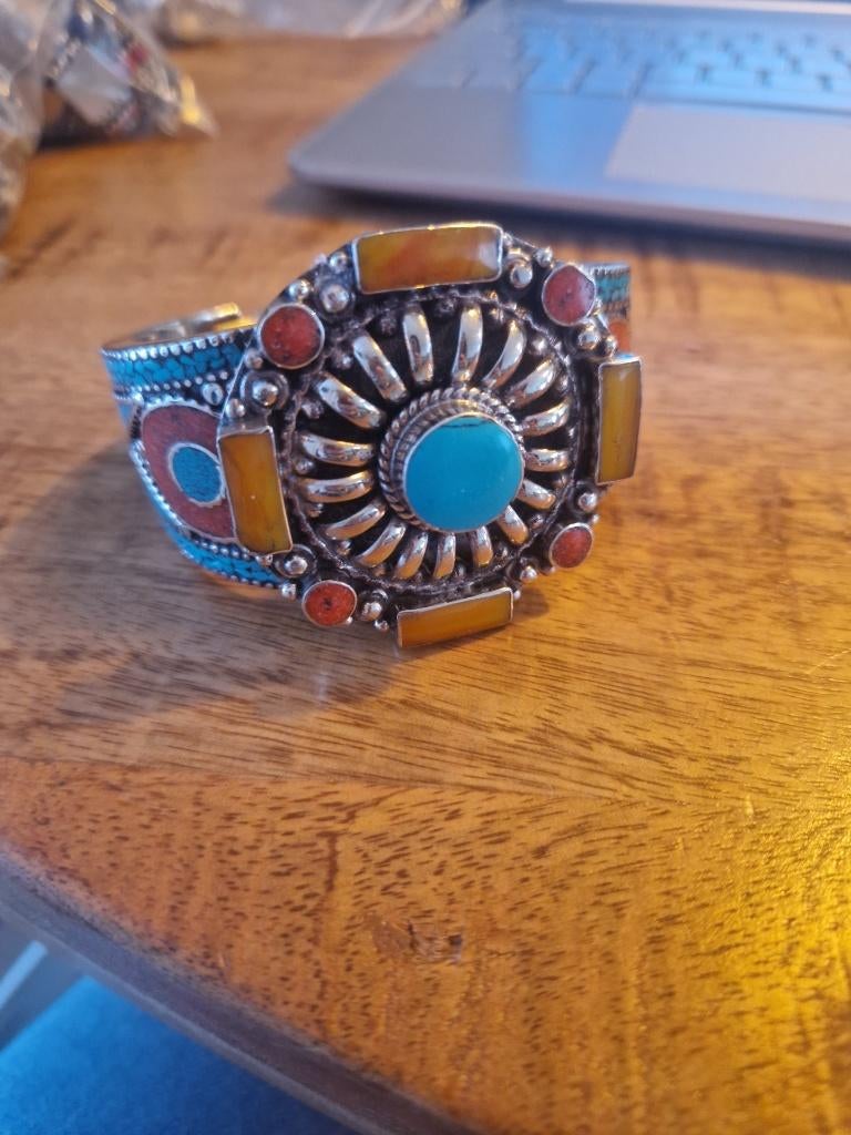 Tibetaanse armband met turquoise, amber en sponskoraal.