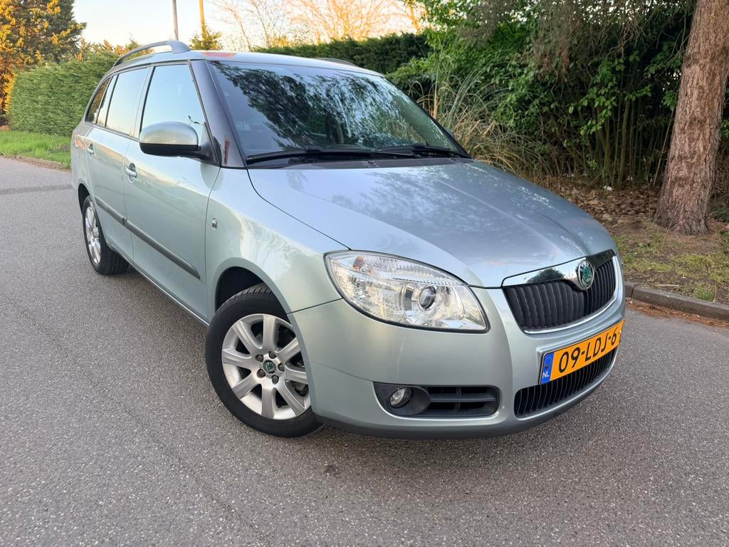 Skoda Fabia 1.4 16V 63KW Combi Chima PDC TREKHAAK N.A.P, Auto's, Skoda, Voorwielaandrijving, 40 €/maand, Zwart, 4 cilinders