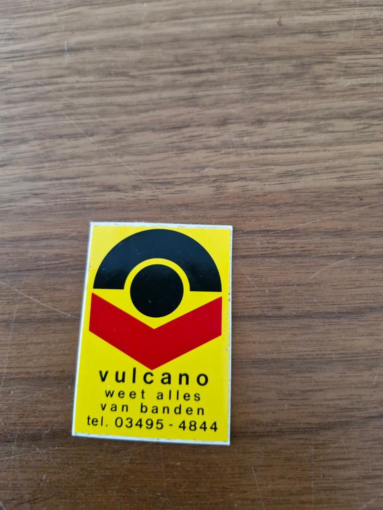 7477 Vintage Vulcano Sticker - Weet alles van banden, Ophalen of Verzenden, Gebruikt, Bedrijf of Vereniging