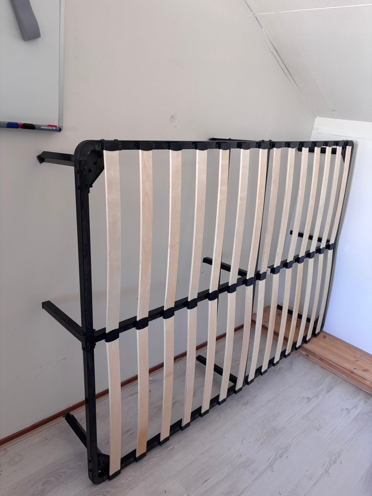 Gloednieuw bedframe 140x200cm, Antiek en Kunst, Ophalen