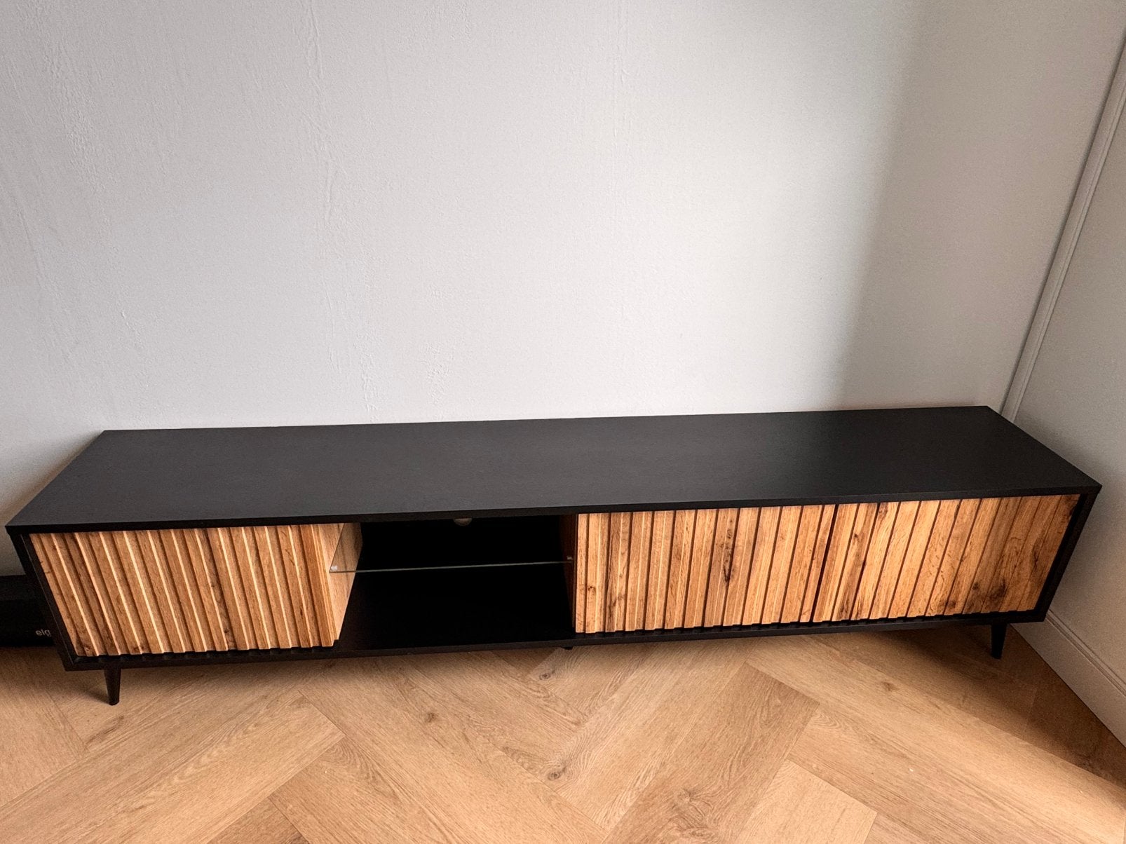 TV-meubel BELLO – zwart / licht eiken – uitstekende staat, Ophalen, 150 tot 200 cm, Eikenhout, Zo goed als nieuw