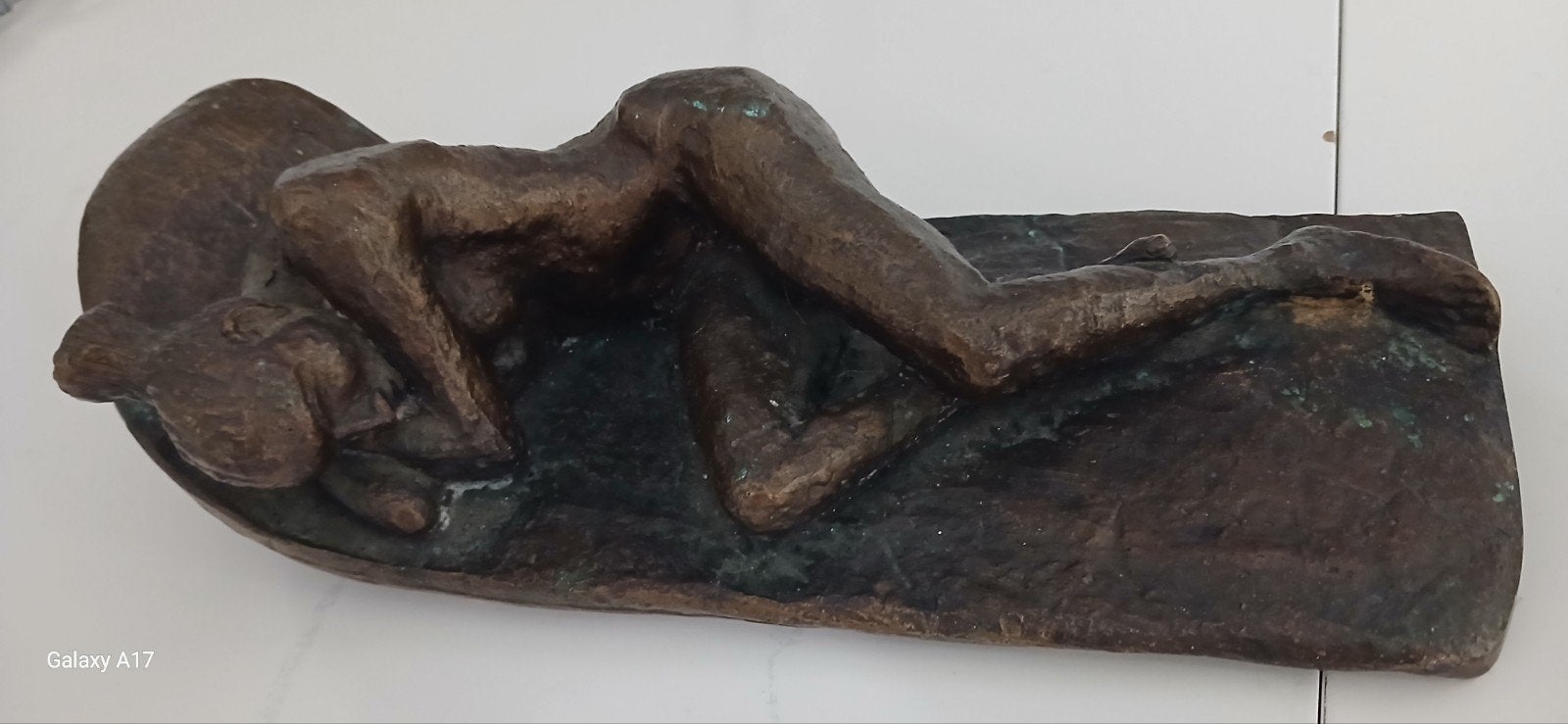 Bronzen beeld van liggende vrouw, Ophalen, 20 - 50 cm, Beeld, Bruin