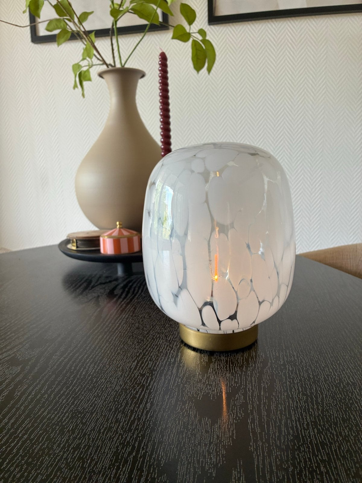 Moderne tafellamp met wit gespikkeld glas en gouden voet, Wit, Overige merken, Overige fittingen, Ophalen of Verzenden