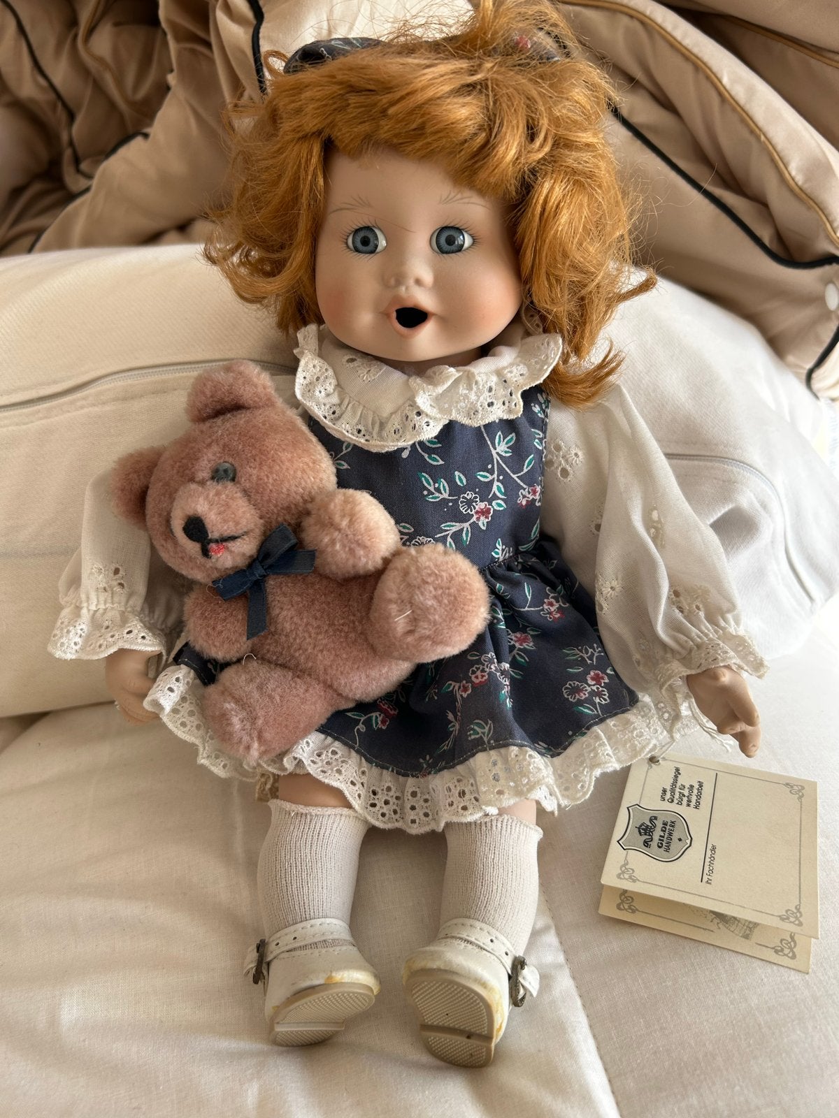 Gilde Handwerk Puppenstube Pop met Teddybeer, Ophalen of Verzenden, Zo goed als nieuw, Pop