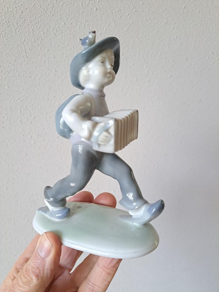 Jongen met accordeon Metzler & Ortloff porselein 12x6x15,5cm, Ophalen of Verzenden, Zo goed als nieuw, Mens