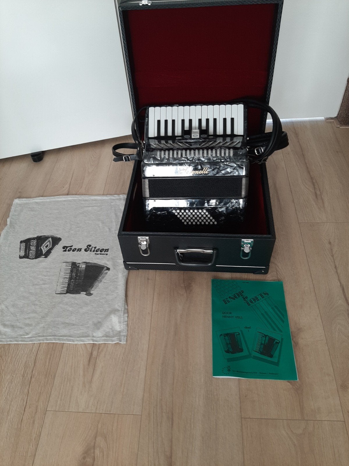 Z.g.a.n. accordeon van Serenelli uit Italy 48 bass, Muziek en Instrumenten, Ophalen, Zo goed als nieuw, 48-bas, Overige merken