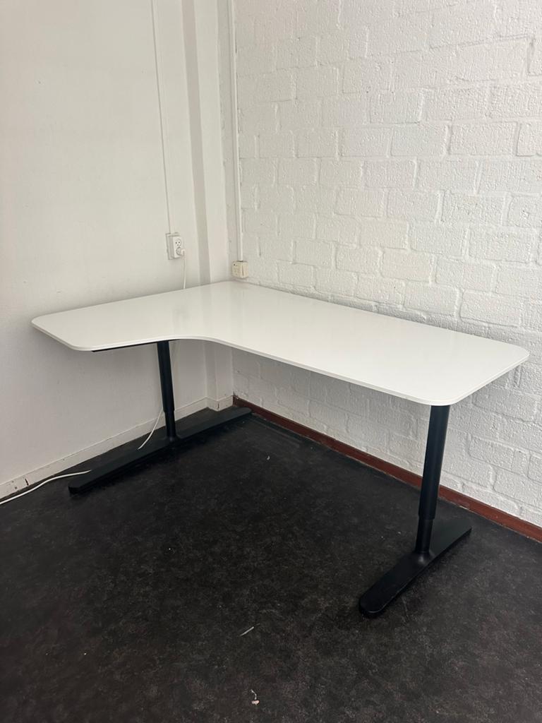 IKEA Bekant hoekbureau met verstelbare poten, Ophalen, Spaanplaat of MDF, Hoekbureau, In hoogte verstelbaar