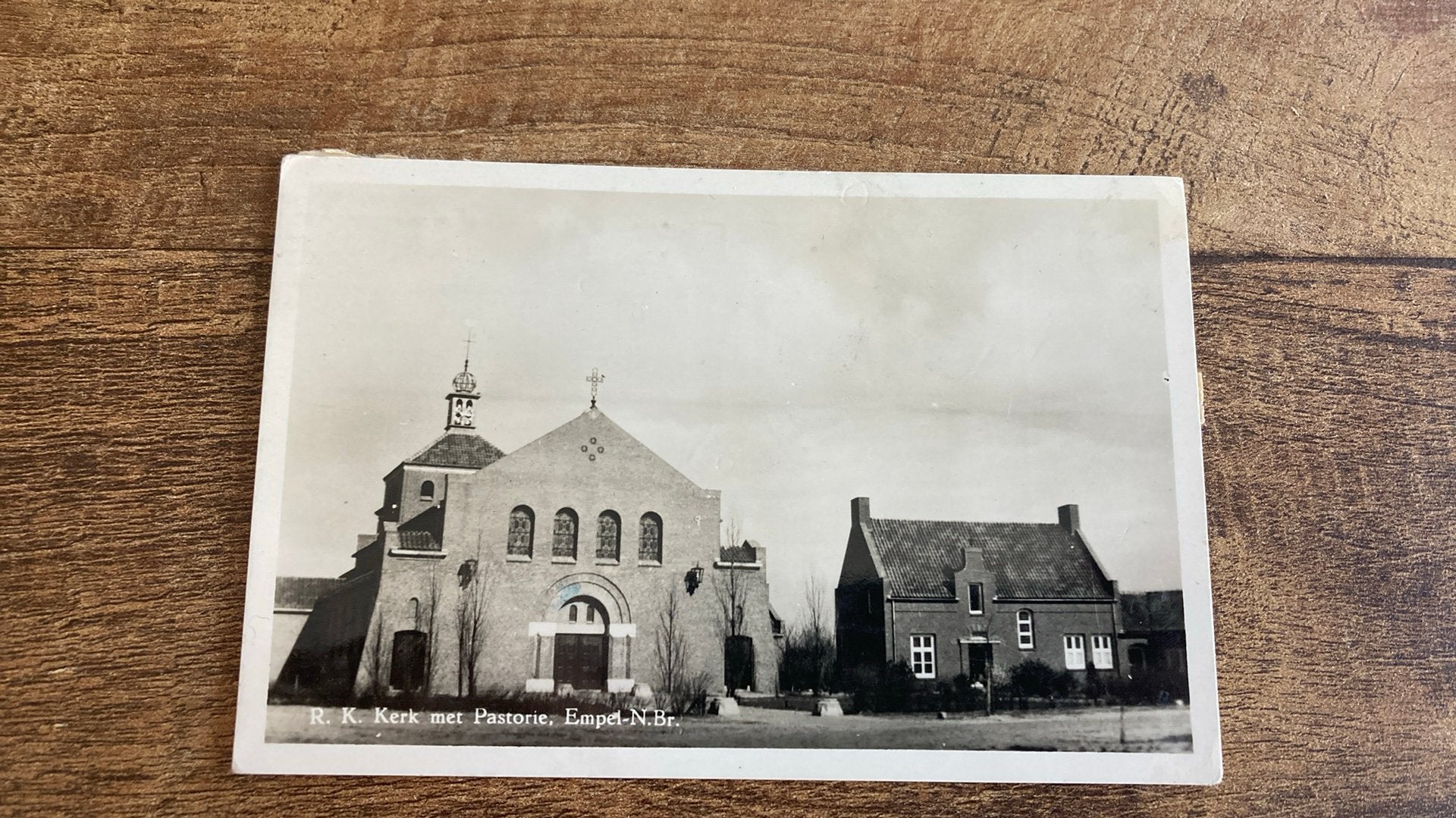 Oude ansichtkaart Empel Kerk met Pastorie 1955, Ophalen of Verzenden, 1940 tot 1960, Gelopen, Noord-Brabant