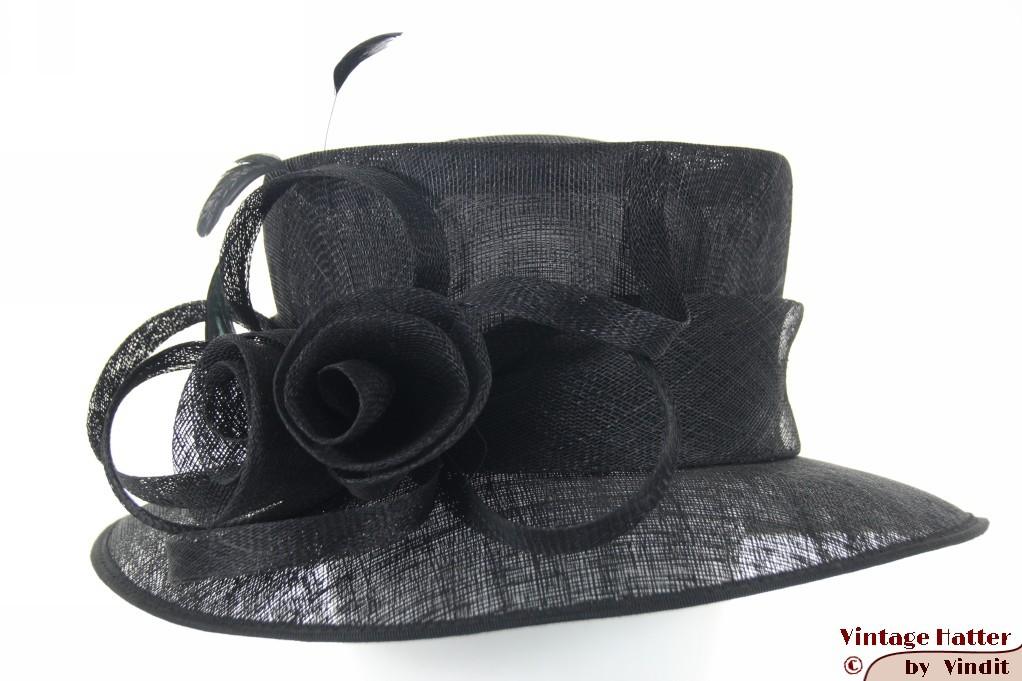 Dameshoed Andrea zwart sisal met veren 57 nieuw, 56 of 57 cm (M, 7 of 7⅛ inch), Hoed, Nieuw, Andrea