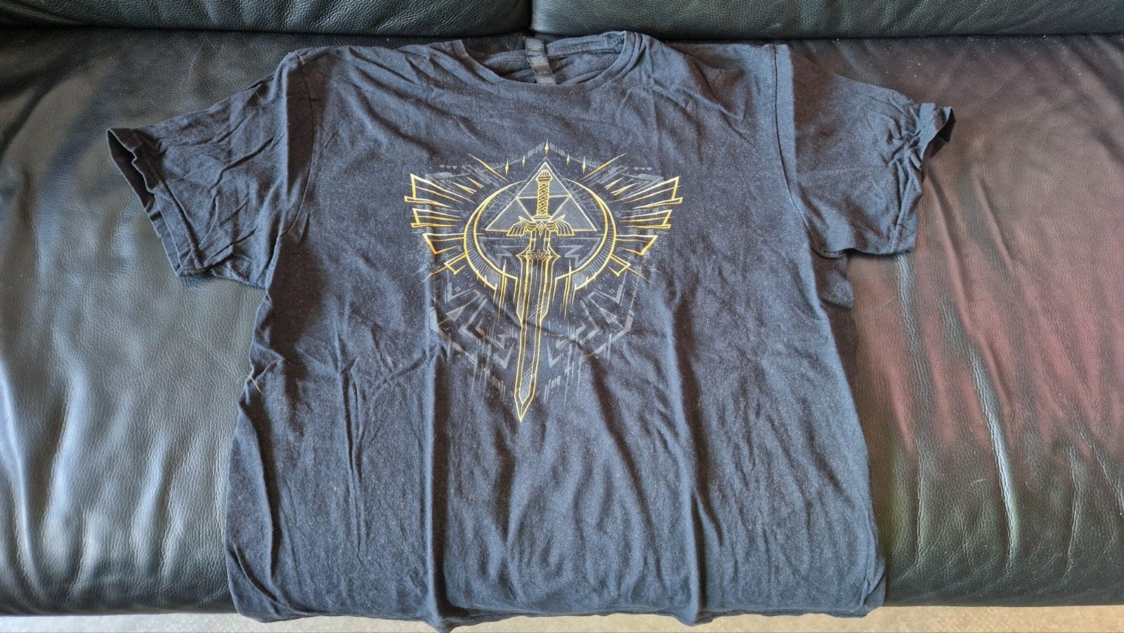 The Legend of Zelda T-shirt - Zwart met zwaardprint, Ophalen of Verzenden, Gedragen, Maat 52/54 (L), Zwart