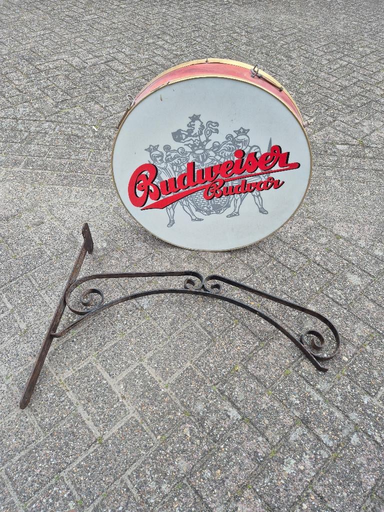 Budweiser Budvar  reclame uithang bord met beugel origineel, Ophalen, Gebruikt, Overige typen