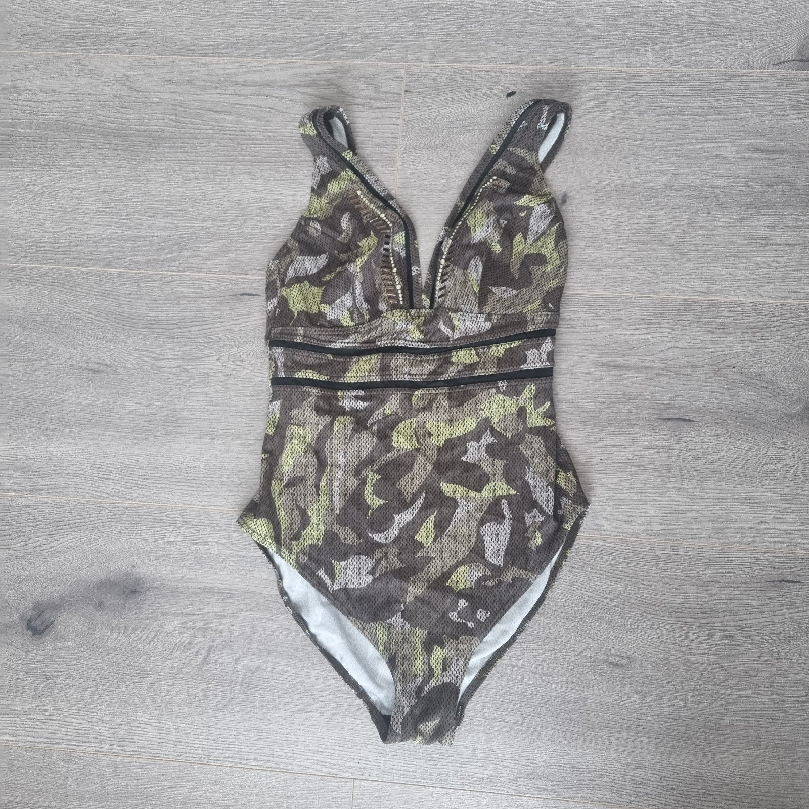 Olympia Camouflage Badpak met Diepe V-Hals & Mesh | Maat 40, Meerkleurig, Badpak, Ophalen of Verzenden, Zo goed als nieuw