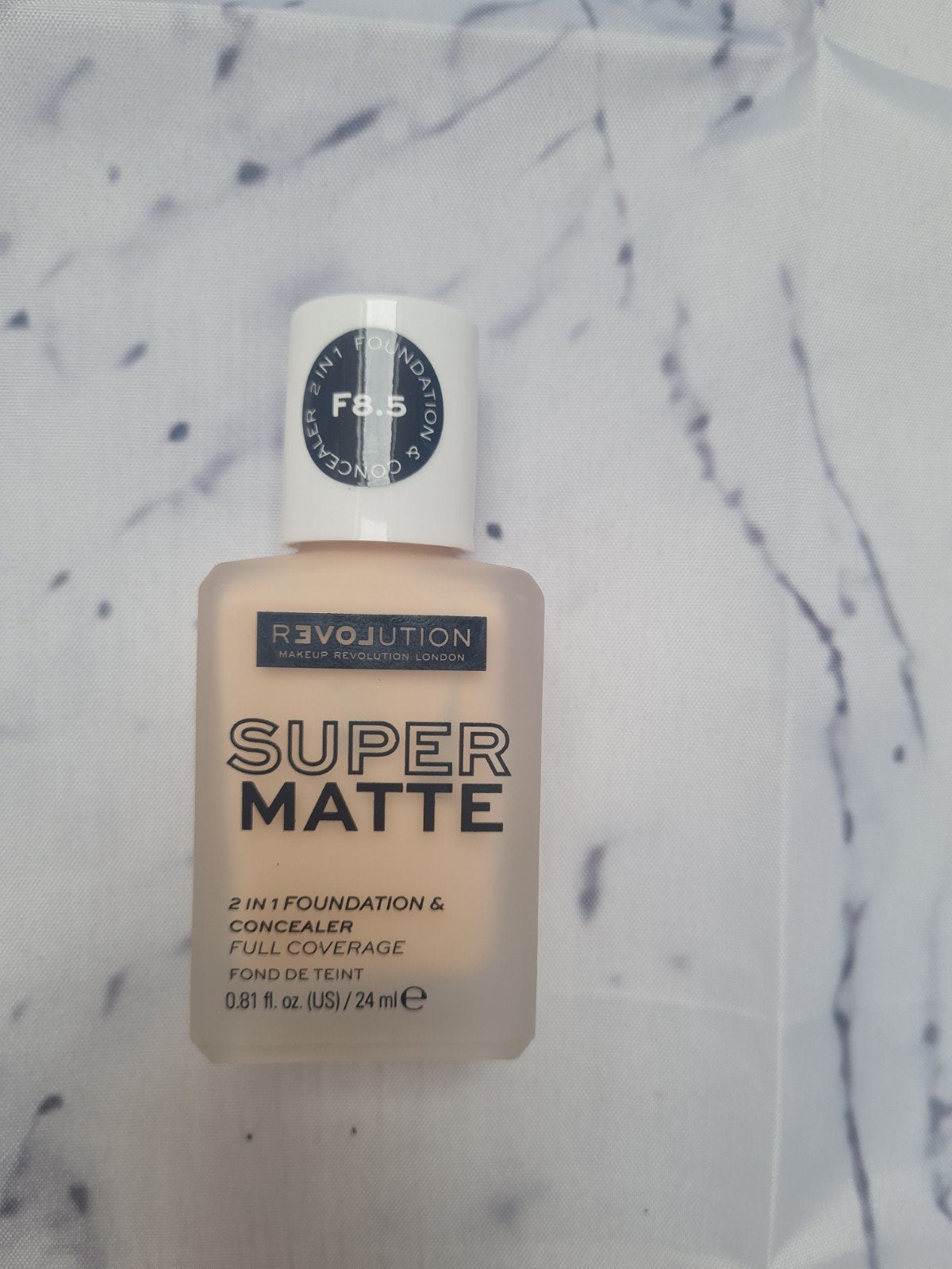 Revolution Super Matte 2-in-1 Foundation & Concealer F8.5, Overige kleuren, Gehele gezicht, Ophalen of Verzenden, Zo goed als nieuw