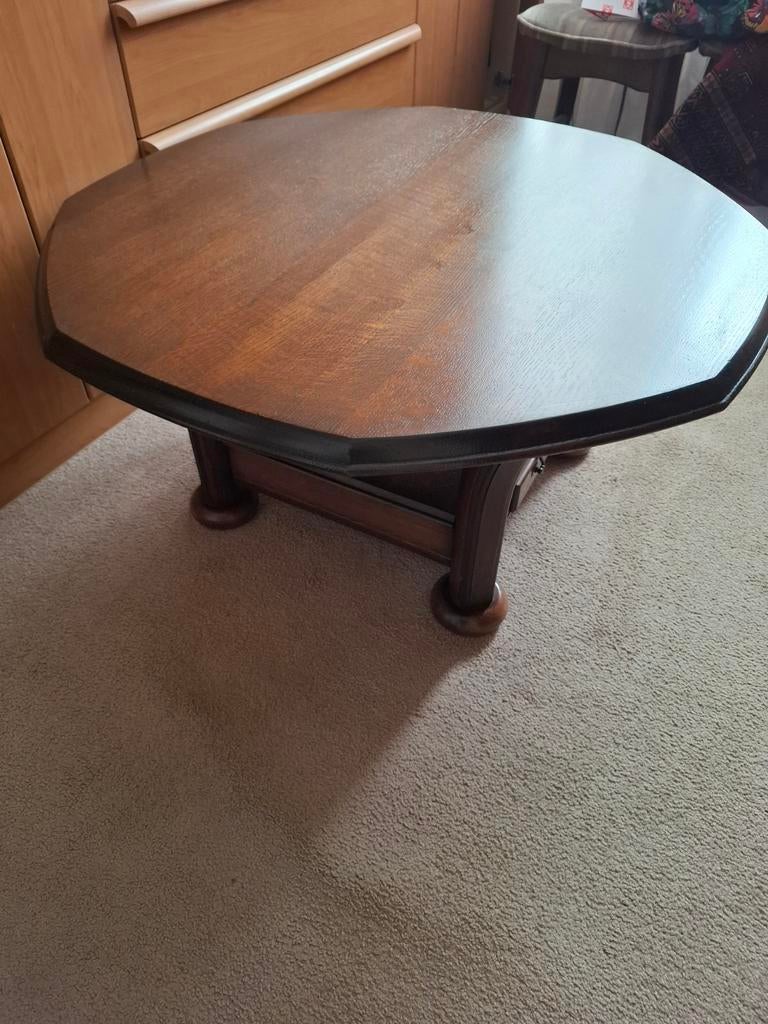 Robuuste houten salontafel met rieten detail, Antiek en Kunst, Ophalen