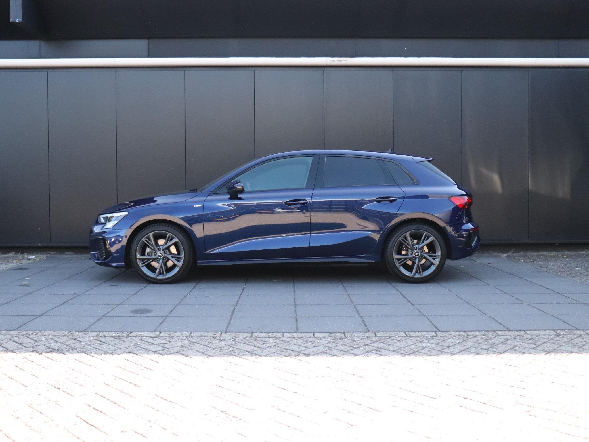Audi A3 Sportback 30 TFSI S edition | PANO | CAMERA | NAVI |, Gebruikt, Blauw, Leder en Stof, Origineel Nederlands