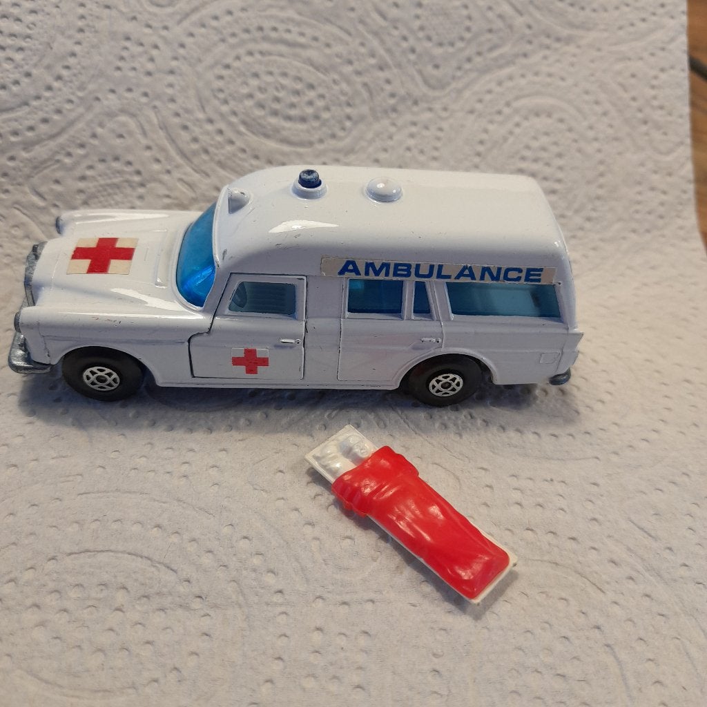 Matchbox Mercedes Ambulance met patient en dekentje., Ophalen of Verzenden, Gebruikt, Auto