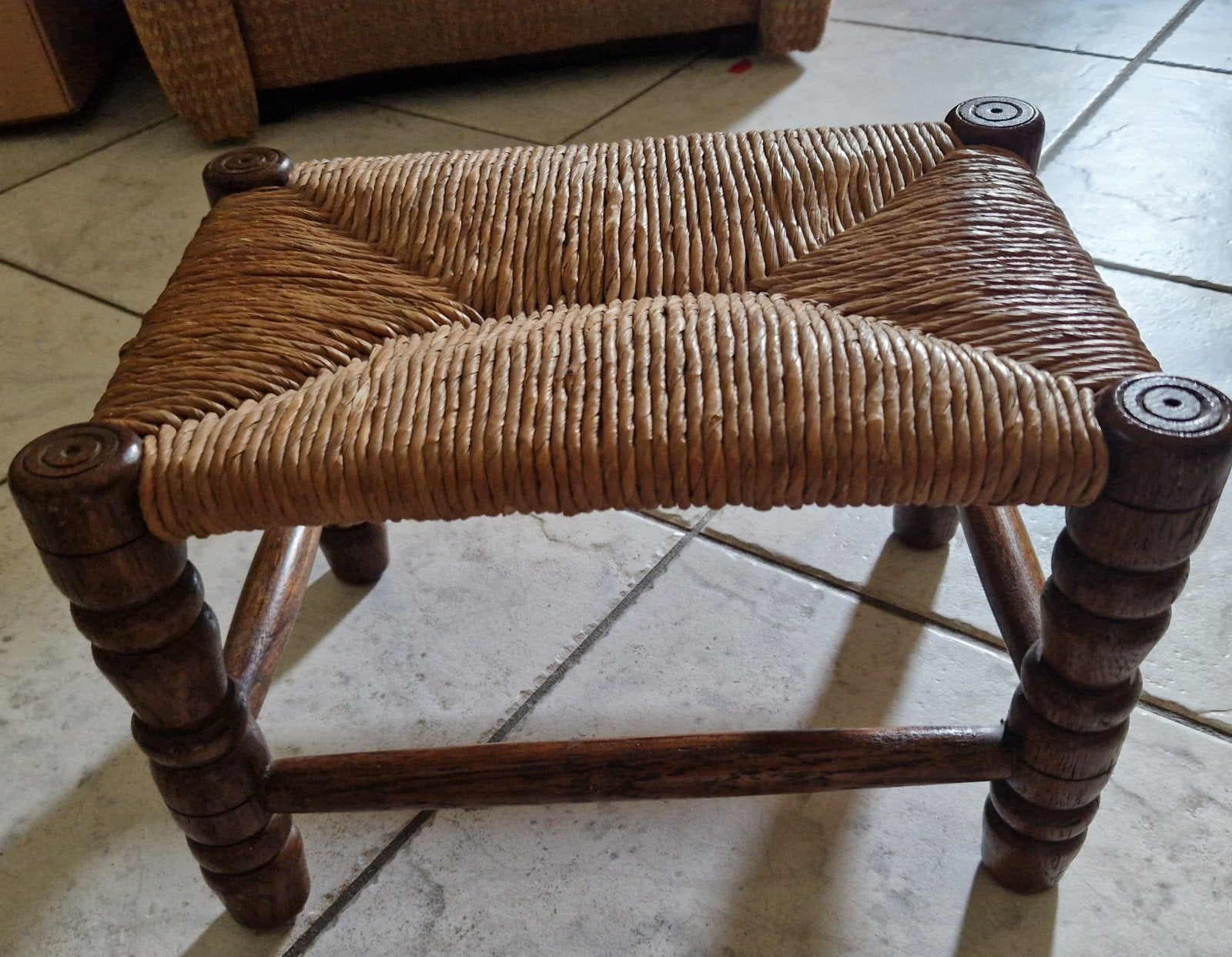 Vintage houten krukje met rieten zitting, Ophalen of Verzenden, Gebruikt, Hout