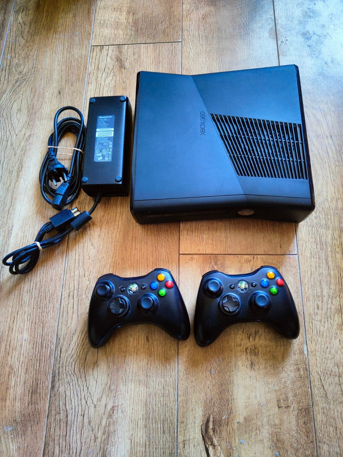 Xbox 360 met 2 Controllers + Stroomkabel, Spelcomputers en Games, Spelcomputers | Xbox 360, Zo goed als nieuw, 250 GB, Met 2 controllers