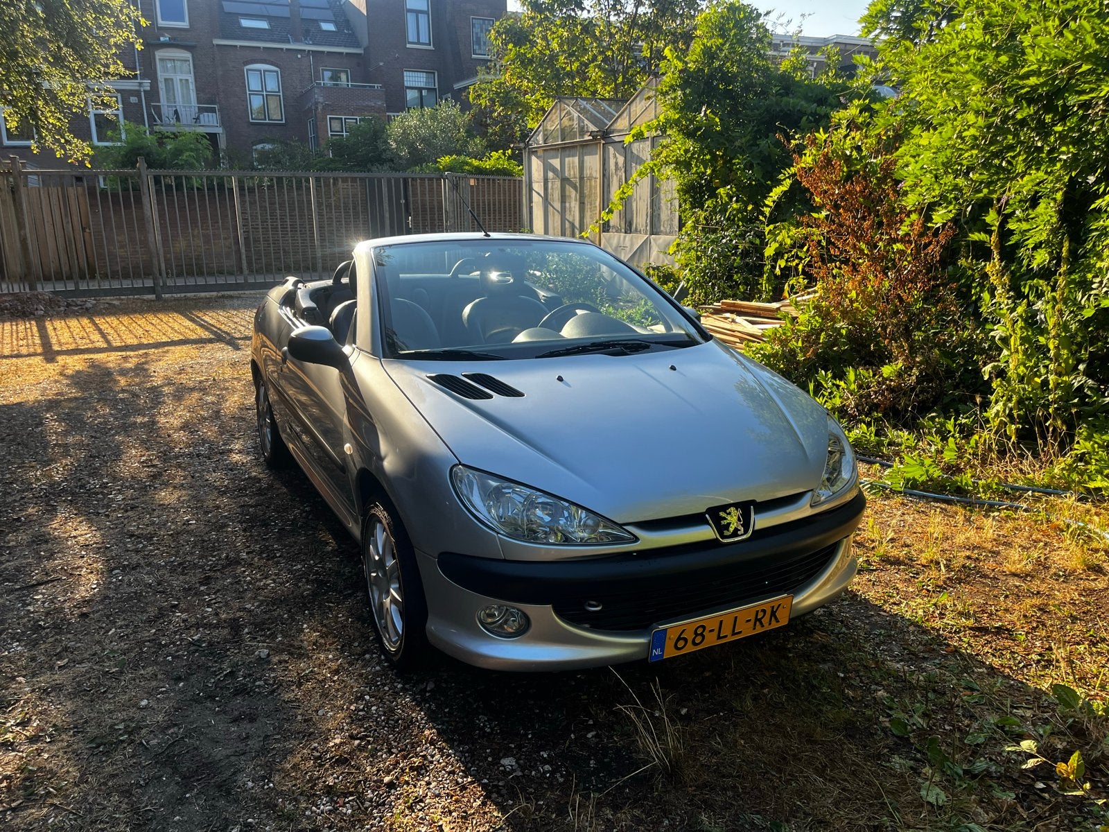 Peugeot 206 1.6 16V CC 2003 Grijs, Auto's, Peugeot, Voorwielaandrijving, 4 cilinders, Cabriolet, 4 stoelen