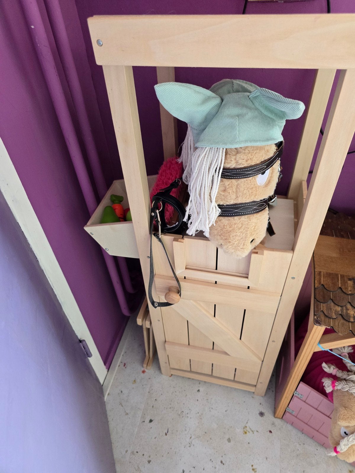 Stokpaard met stal, halster en alle toebehoren, Kinderen en Baby's, Speelgoed | Overig, Ophalen of Verzenden, Zo goed als nieuw