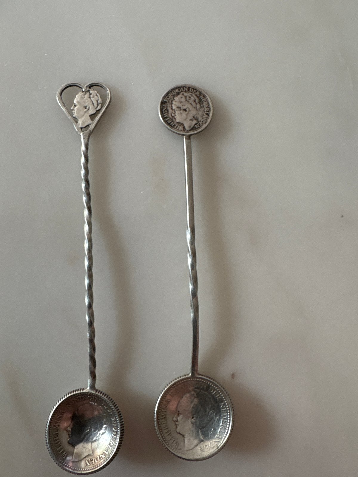 2 zilveren muntlepeltjes met 4 munten verwerkt, Antiek en Kunst, Ophalen of Verzenden, Zilver