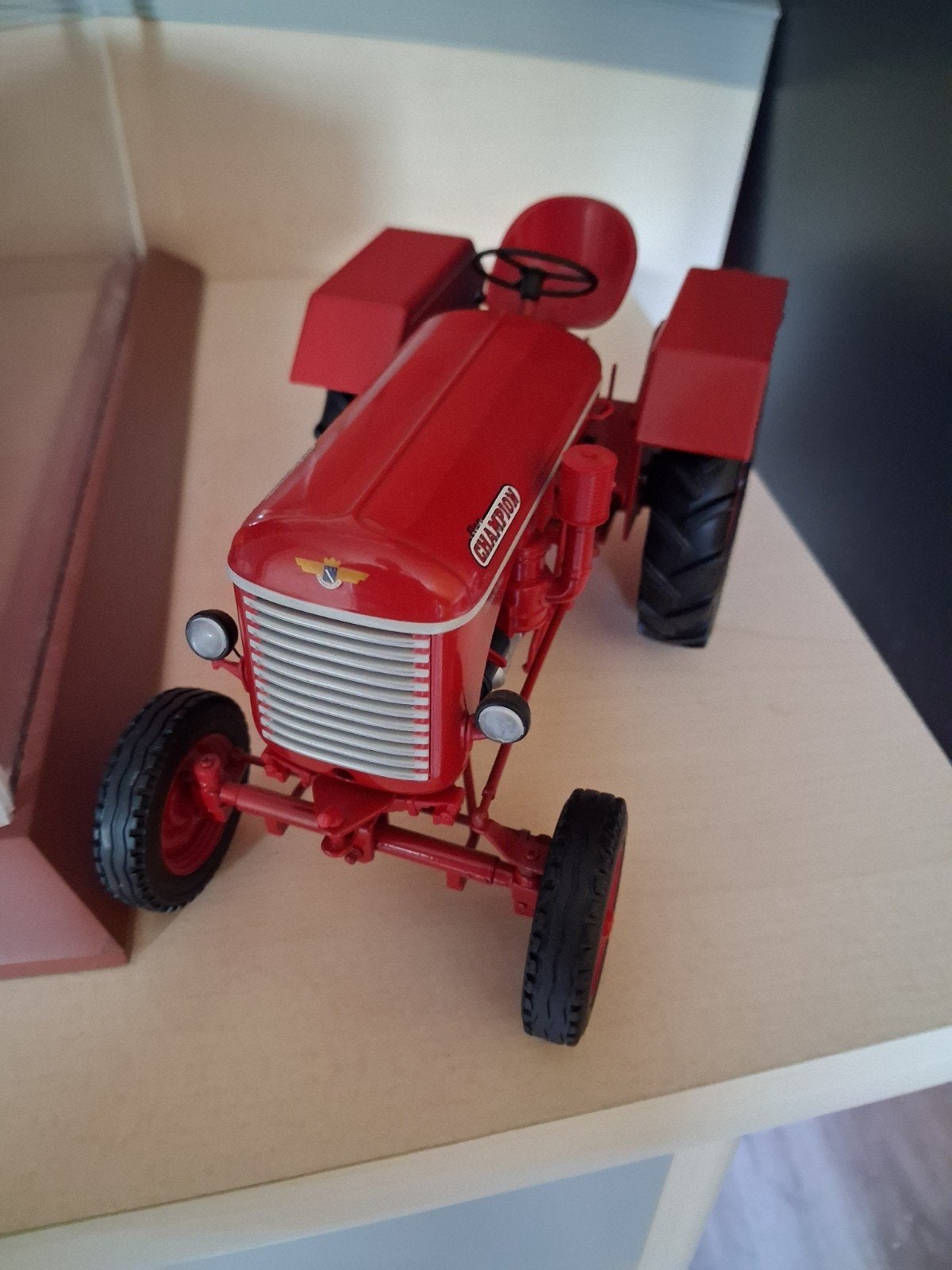 Rode Champion tractor schaalmodel, Overige merken, Ophalen of Verzenden, Zo goed als nieuw, Groter dan 1:32
