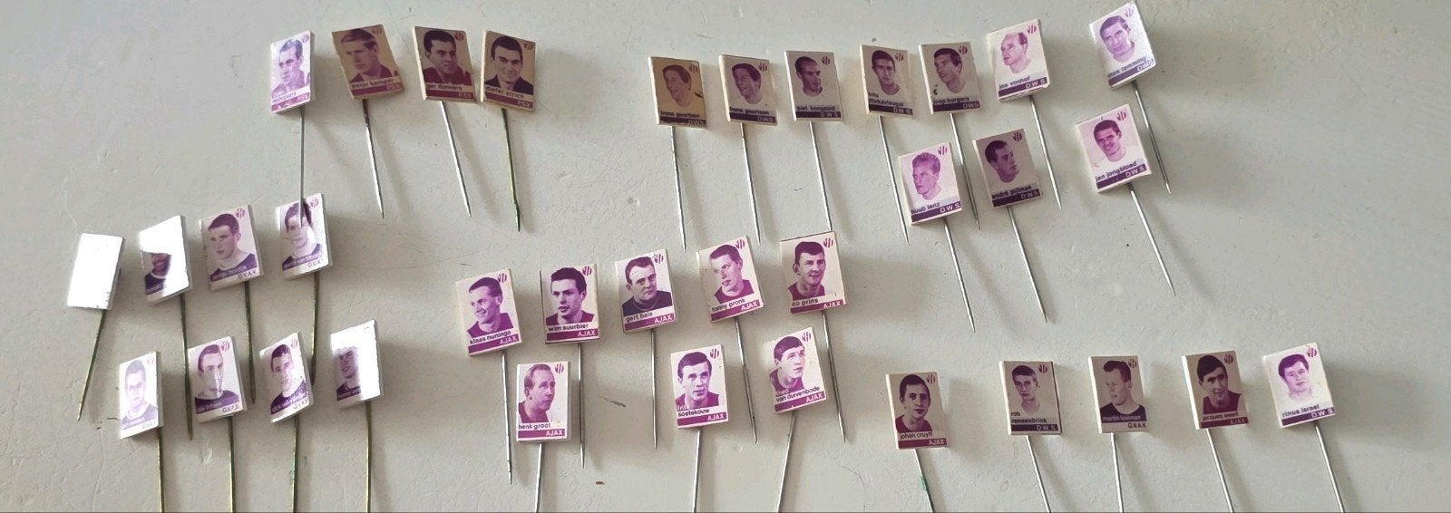 Van Houten Voetbalspeldjes (1965) - waaronder rookie Cruyff!, Ophalen of Verzenden