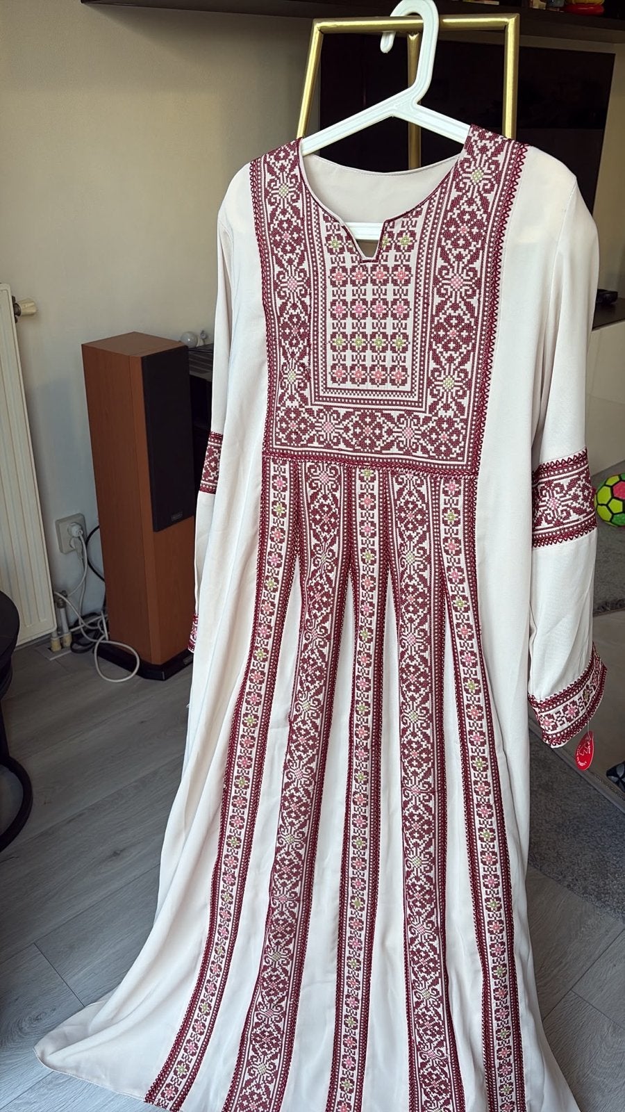 Elegante Palestijnse feestjurk met borduursels Nieuw, Kleding | Dames, Gelegenheidskleding, Maat 38/40 (M), Overige typen, Beige