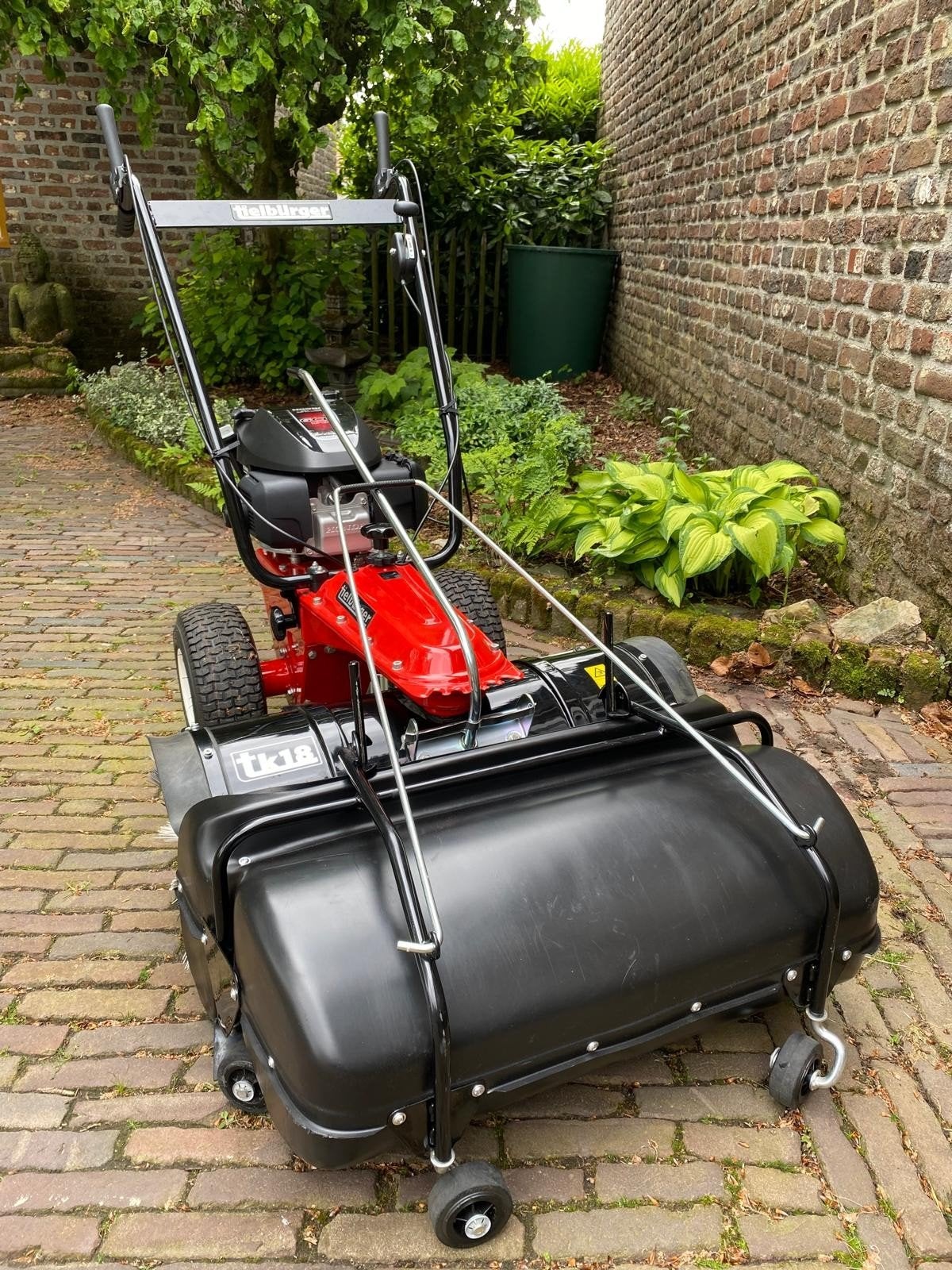 tielburger veegmachine in nieuwstaat, Ophalen, Zo goed als nieuw, Benzine