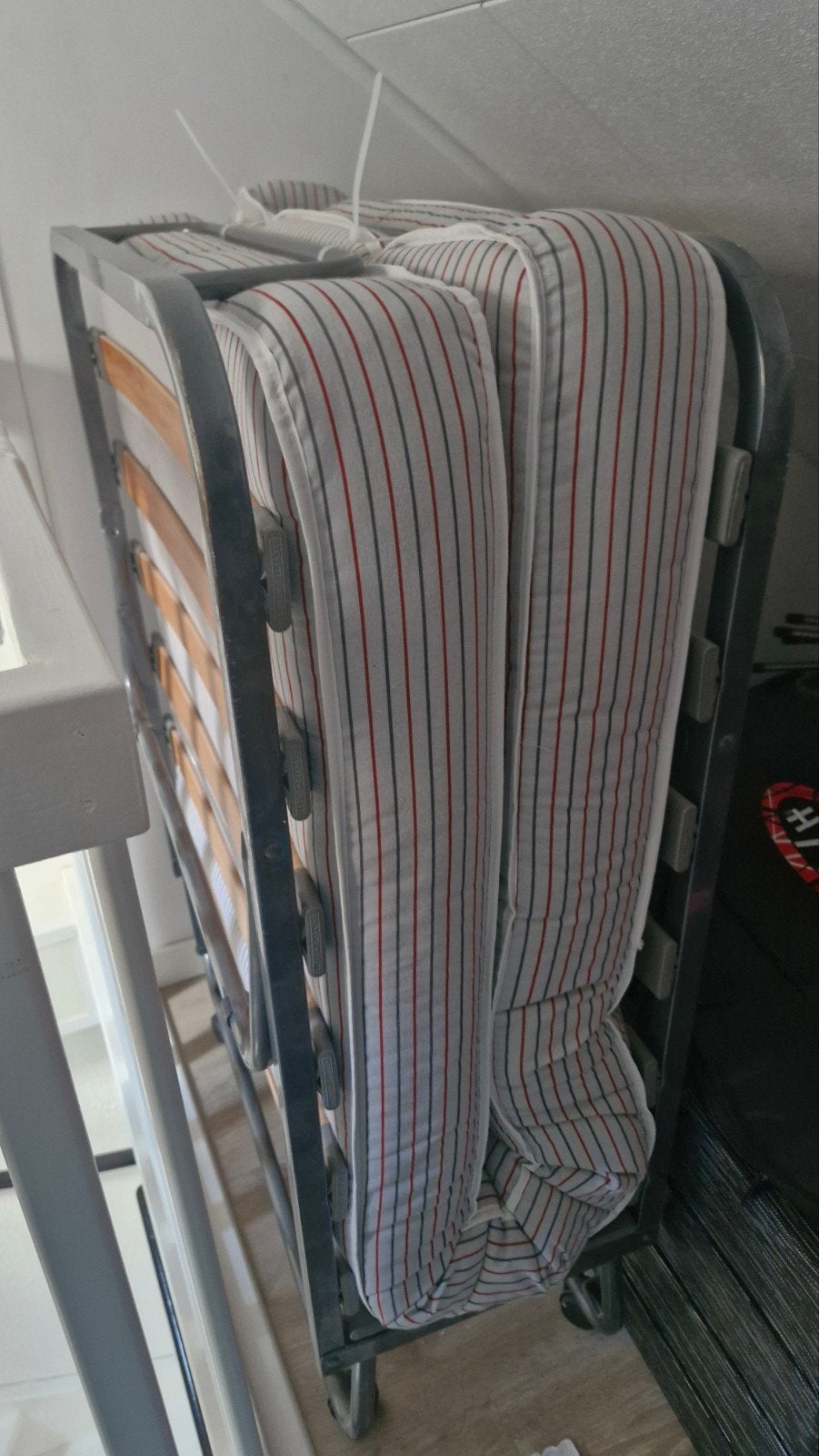 eenpersoons logeerbed, Ophalen, 90 cm, Eenpersoons, Zo goed als nieuw