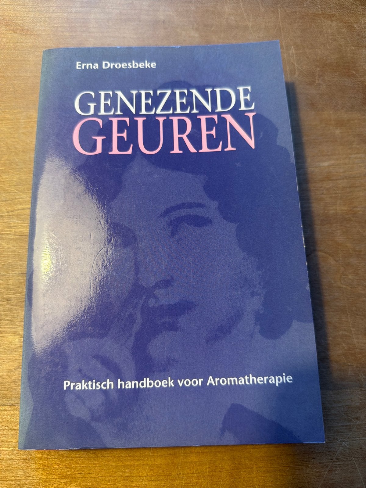Genezen Geuren - Praktisch Handboek voor Aromatherapie, Boeken, Ophalen of Verzenden, Zo goed als nieuw, Kruiden en Alternatief