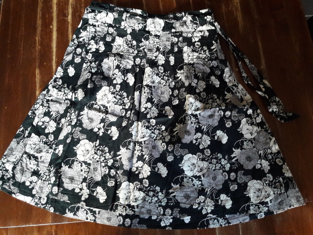 H&M rokje maat 34 zgan zwart met wit en grijs bloemenmotief, H&M, Zwart, Ophalen of Verzenden, Zo goed als nieuw