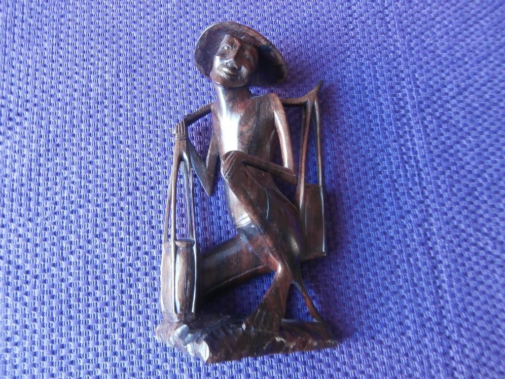 Houtsnijwerk man Indonesia waterdrager niet westerse kunst, Oceanië, Ophalen of Verzenden, Handgemaakt, 20 - 50 cm