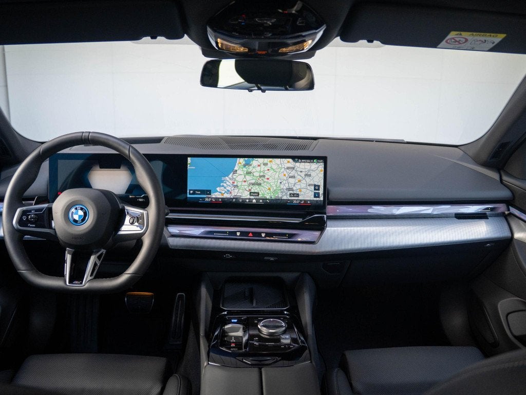 BMW i5 Touring eDrive40 | M Sportpakket | Innovation Pack |, Achterwielaandrijving, Zwart, Met garantie (alle), 560 km