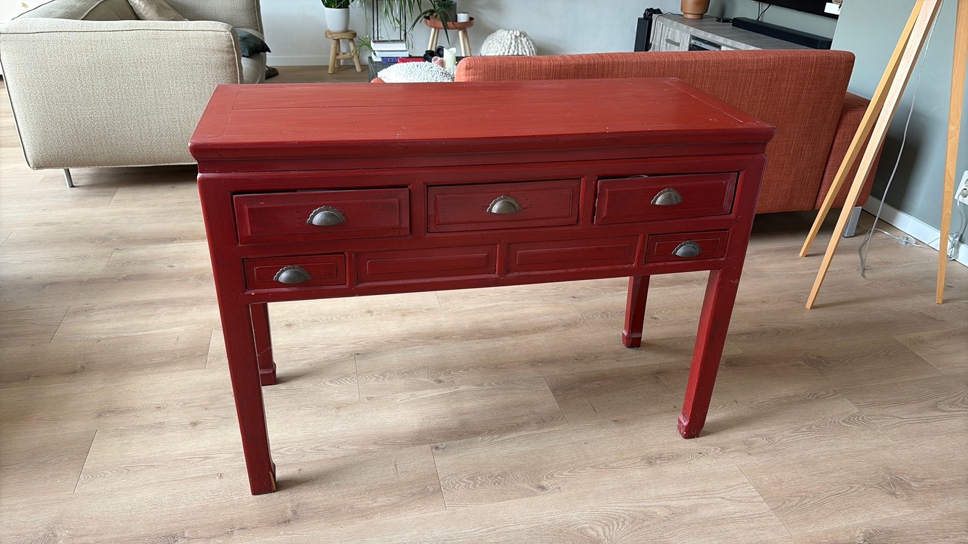 Donkerrode sidetable, Gebruikt, 100 tot 150 cm, Ophalen of Verzenden, 25 tot 50 cm